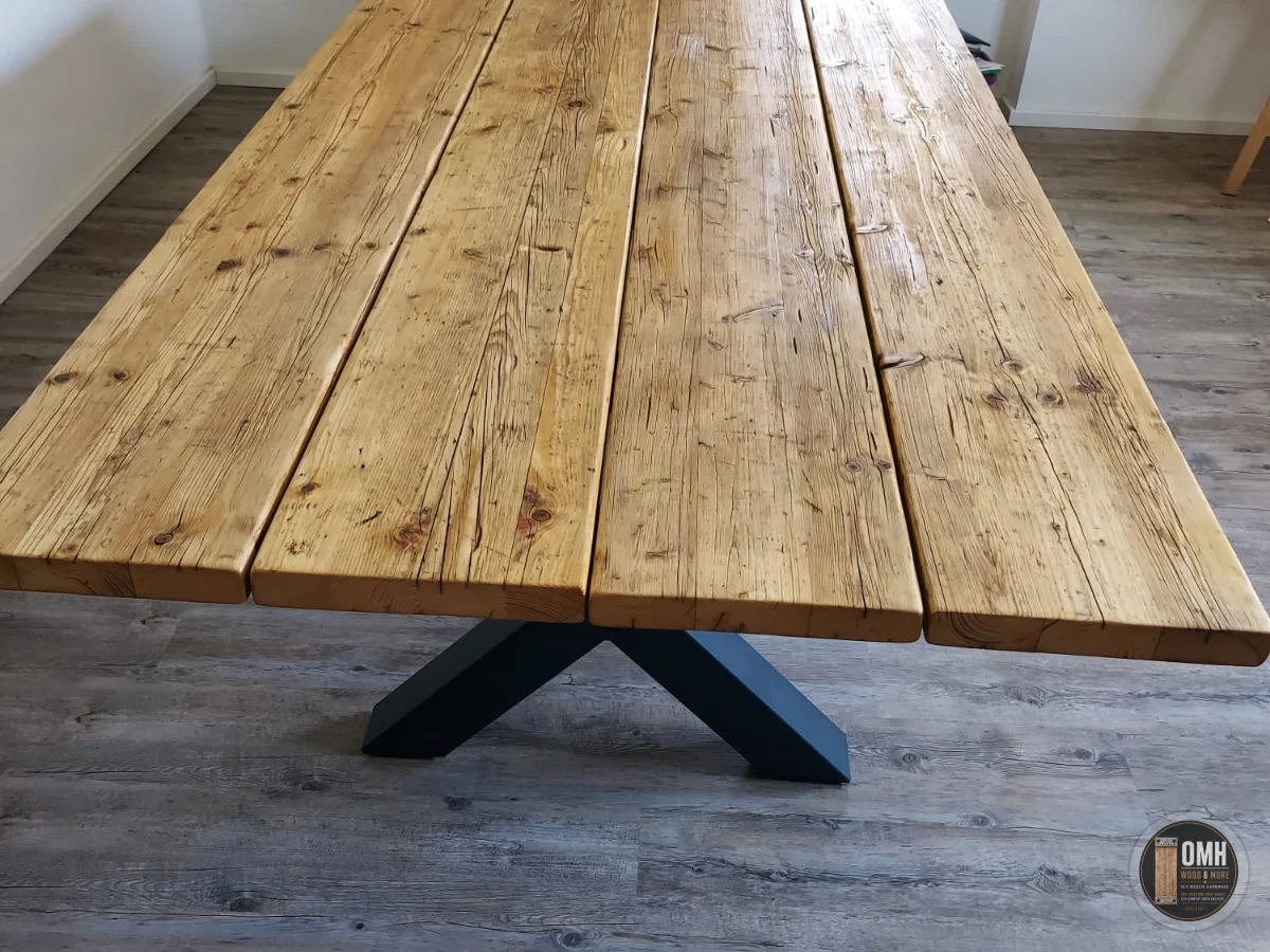 Von Hand gebauter Gerüstbohlentisch von OMH Wood & More mit schwarzem Stahlgestell